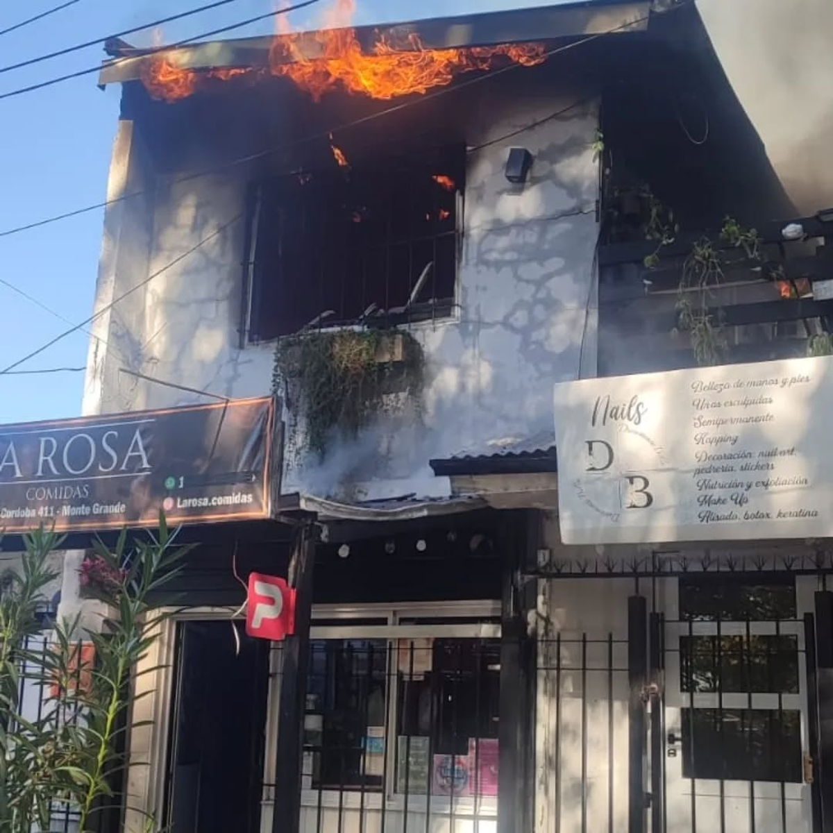 El fuego consumió por completo tres viviendas familiares y dos pequeños comercios en Monte Grande. El fuego consumió por completo tres viviendas familiares y dos pequeños comercios en Monte Grande.