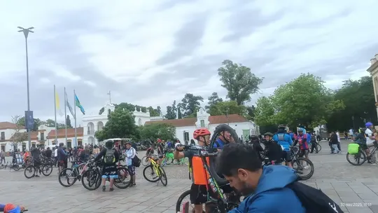 Bicis solidarias: Multitudinaria marcha unió Lomas con Luján en una campaña sobre el cáncer infantil