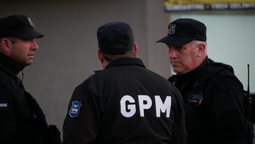 la policia municipal de san vicente ya cuenta con una base y armas no letales
