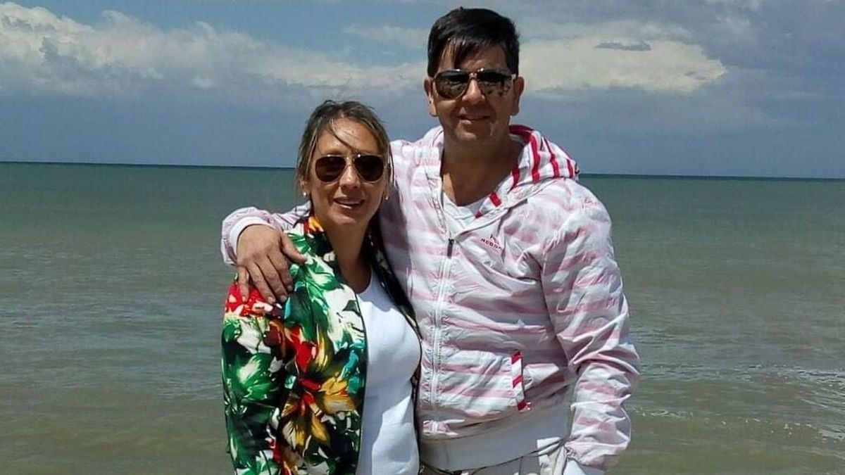Hugo Robles, de Lan&uacute;s, junto a su esposa.