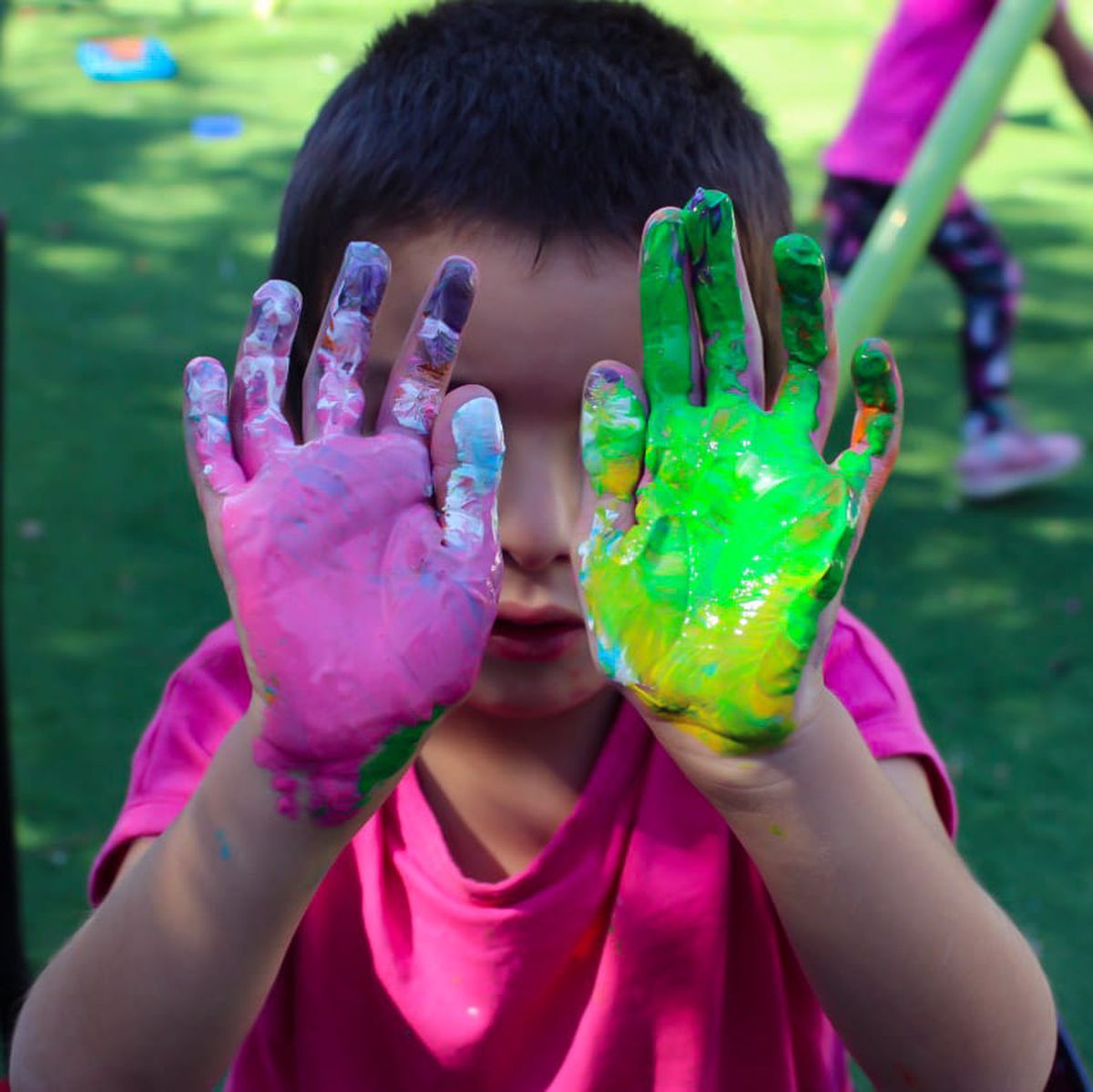 Uno de los chicos de Casa Manu de Monte Grande, en un taller de arte