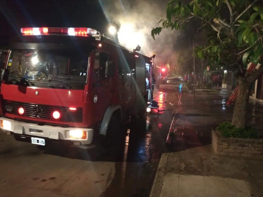 Trabajaron tres dotaciones de los Bomberos Voluntarios de Lomas de Zamora.