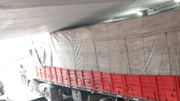 lomas: un camion quedo trabado en un paso bajo nivel