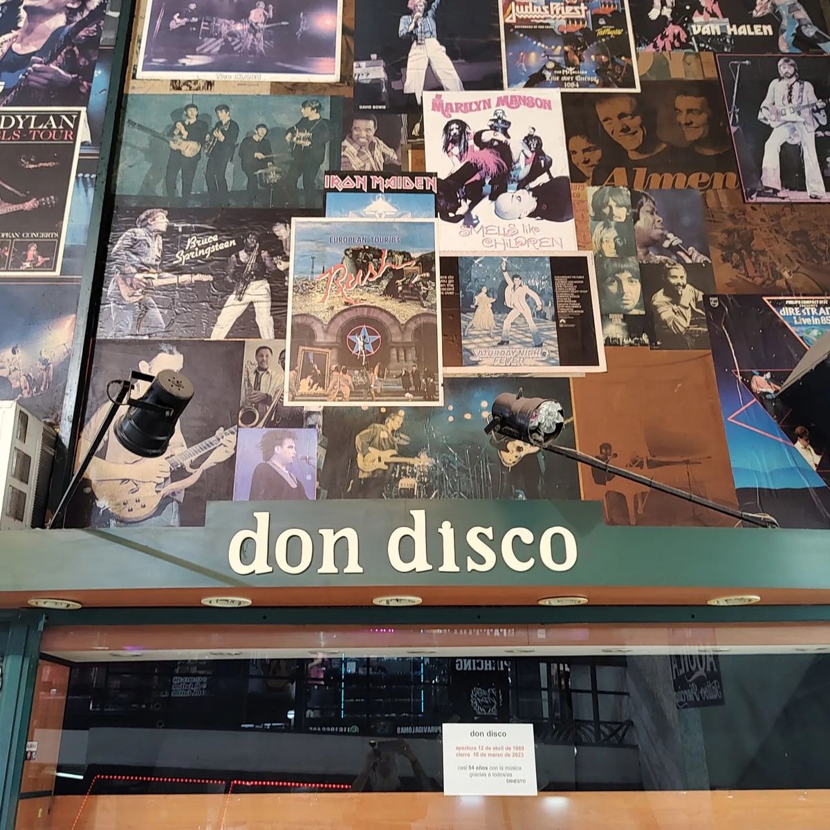 El panel superior del local de Don Disco con distintos discos de bandas famosas.