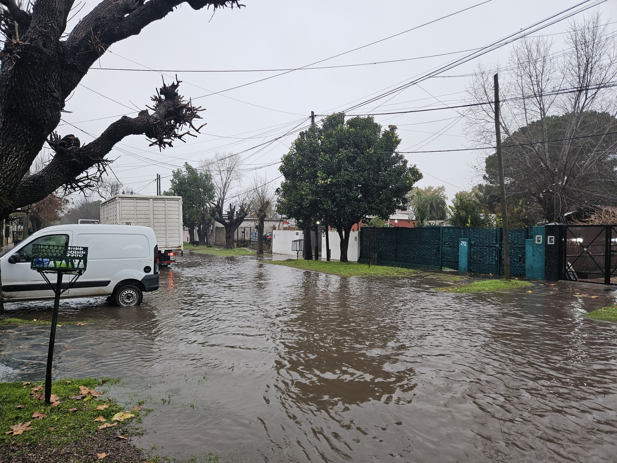 La calle San Lorenzo de San Vicente se encuentra inundada.&nbsp;