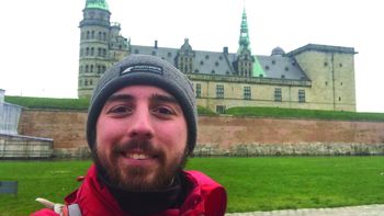 Emigró de Burzaco a Dinamarca y se recibió en la Universidad de Lomas cursando virtual
