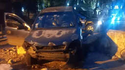 lomas: perdio el control y destruyo su auto en un violento choque