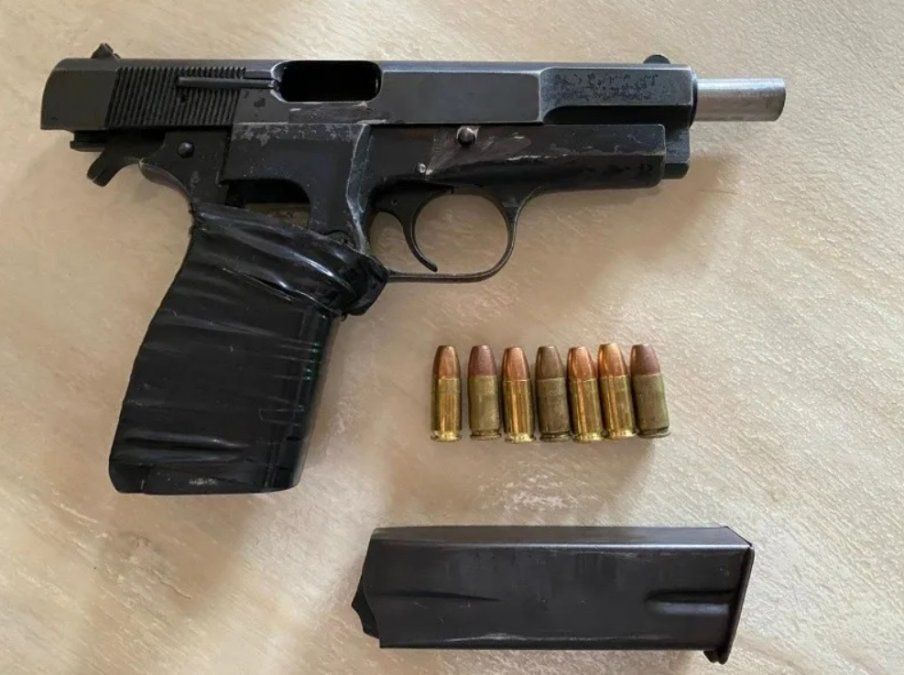 El operativo llegó a Lomas de Zamora. La Policía incautó un arma, dinero y documentación en Temperley.