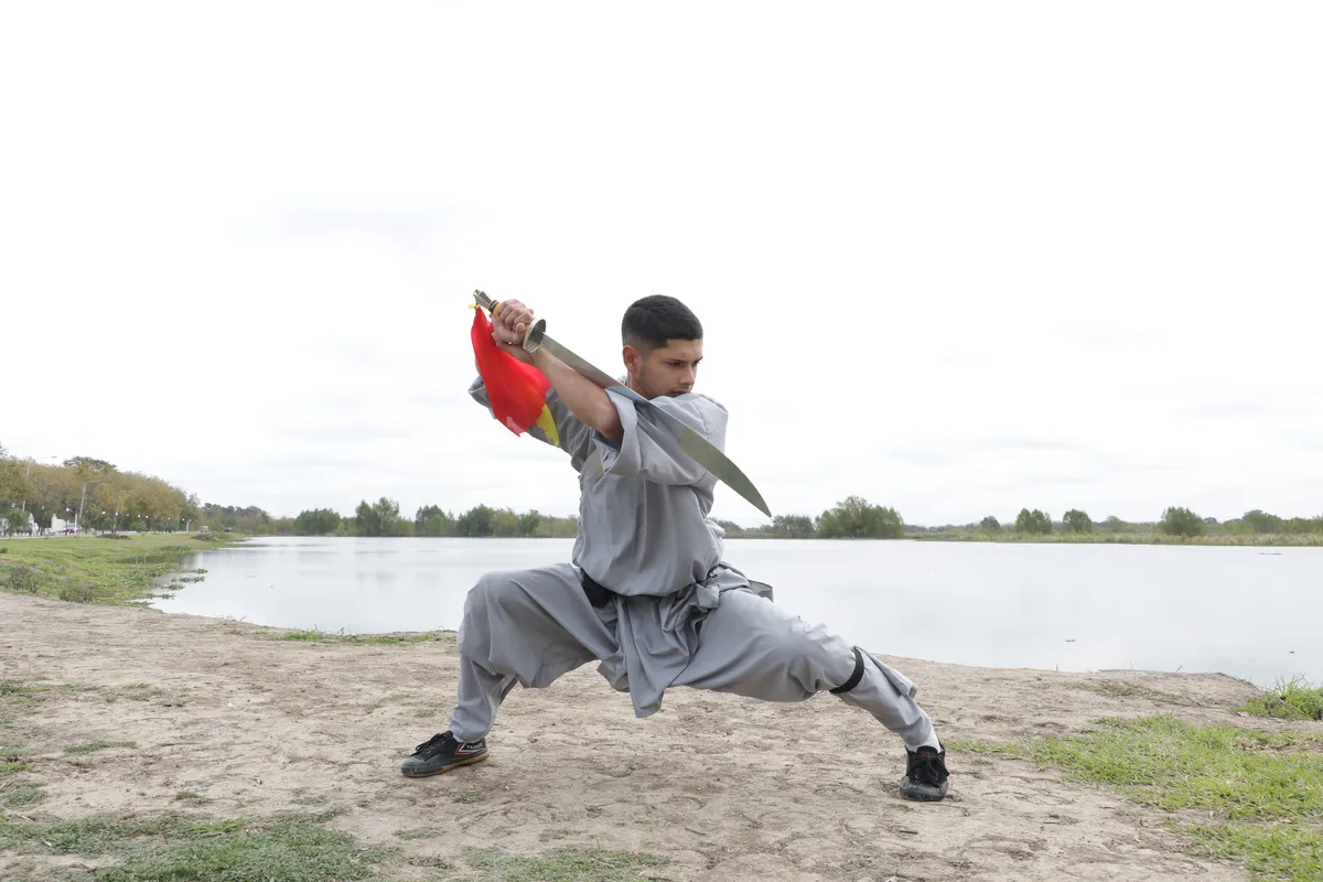 Ramiro posando para El Diario Sur en la laguna de San Vicente.