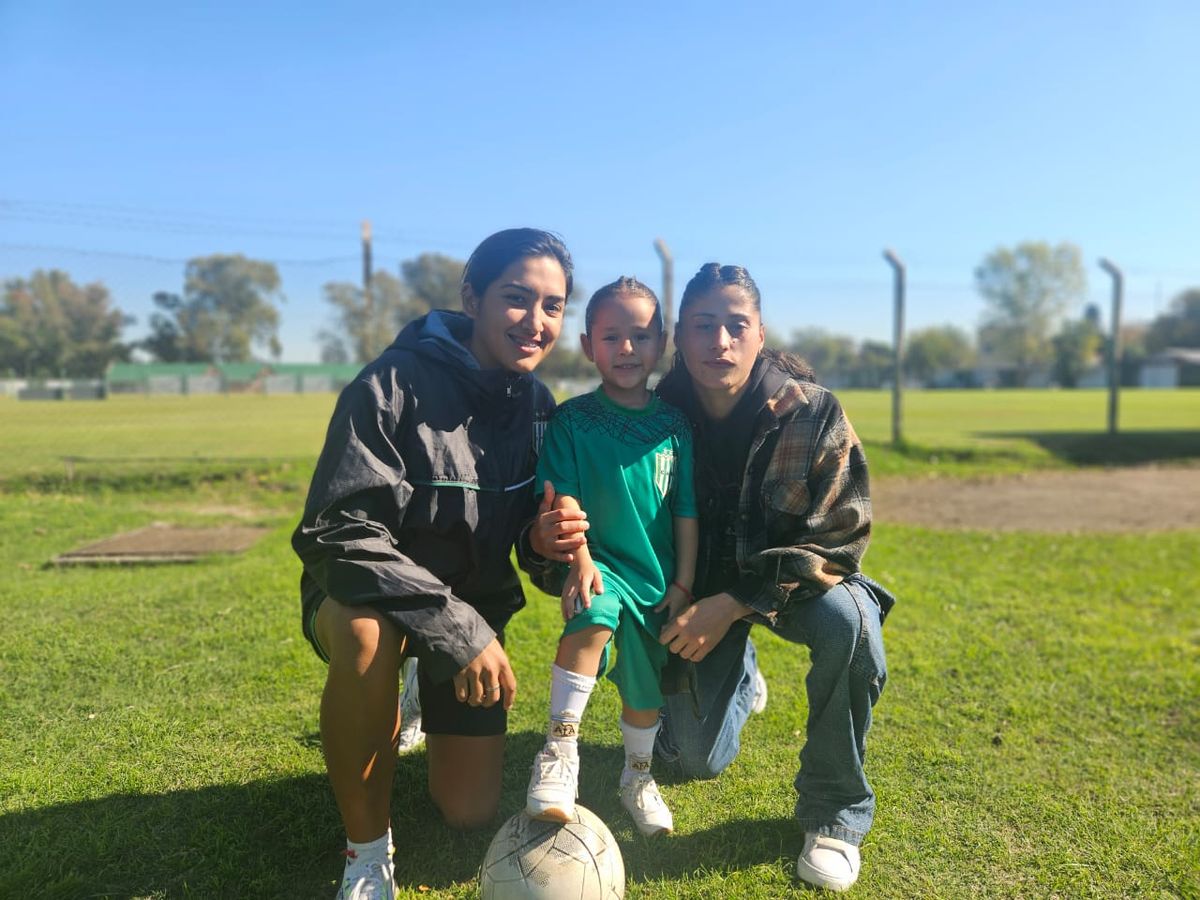 La pequeña Fiorella junto a sus dos profesoras.  