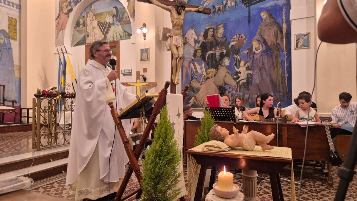 El Padre Eduardo llev&oacute; adelante la Misa de Nochebuena.