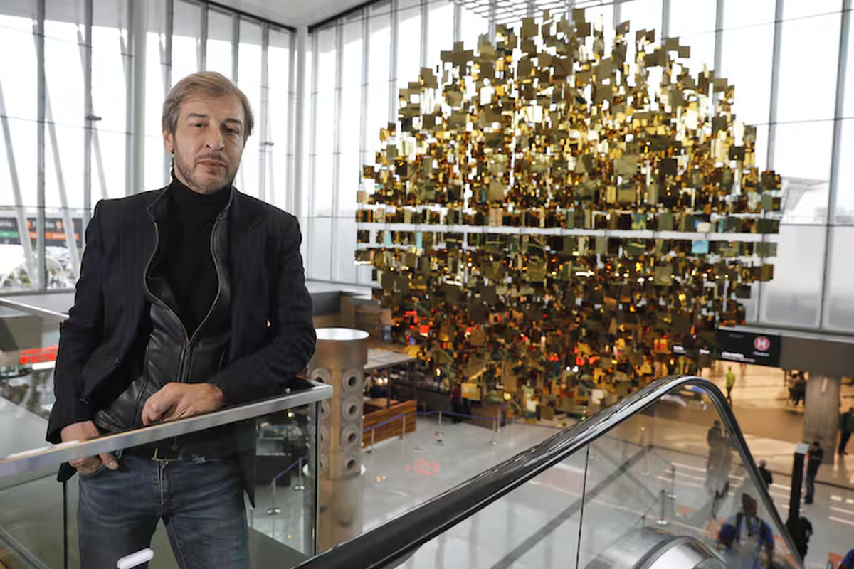 Yamil Le Parc junto a la obra de su padre en el aeropuerto de Ezeiza.