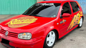 Un joven de Lomas sorprende a los vecinos con su Rayo Mc Queen en las calles