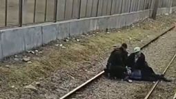 video: una mujer se tiro a las vias del tren en gerli y los pasajeros la rescataron