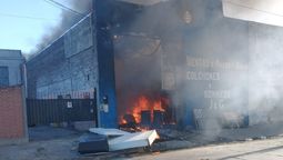 un incendio destruyo una fabrica de colchones en lomas de zamora