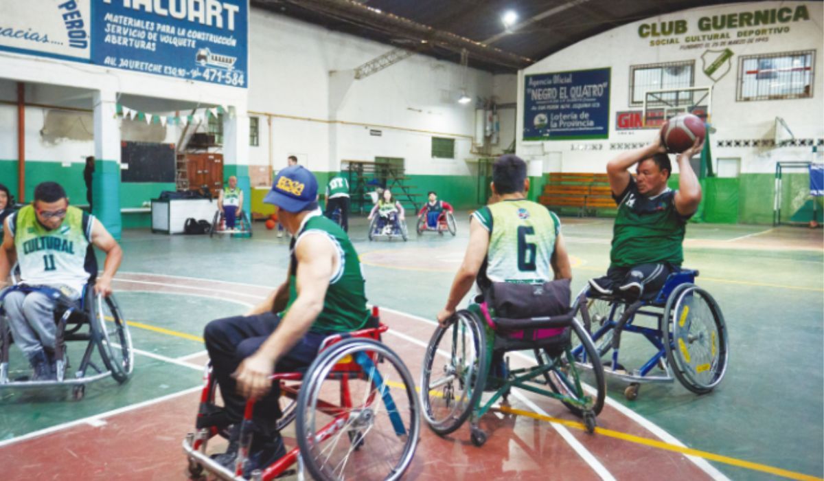 Héroes sobre ruedas: la historia del equipo de básquet adaptado que pide pista en la región 