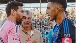 espinoza, de alejandro korn, compartio cancha con messi y recibio su camiseta en estados unidos