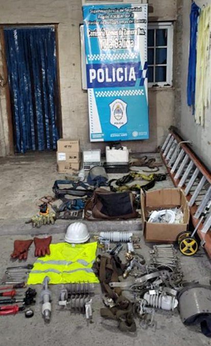 Elementos incautados en la vivienda del hombre en Temperley.