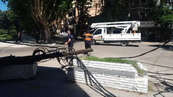 Monte Grande: un camión derribó postes de luz y genera el cierre total del tránsito