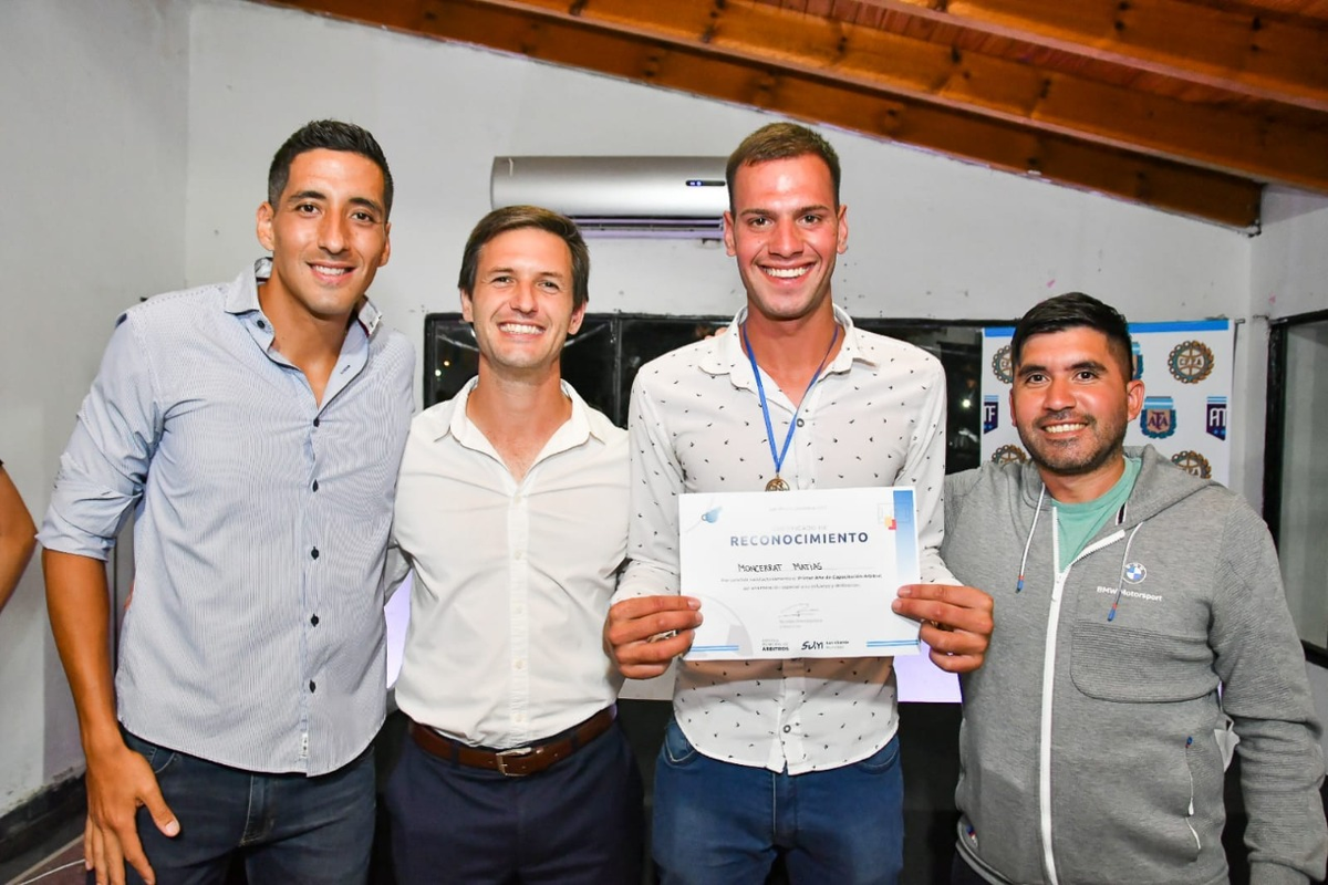 Falc&oacute;n P&eacute;rez y el intendente Nicol&aacute;s Mantegazza entregaron diplomas a los alumnos de la escuela.&nbsp;