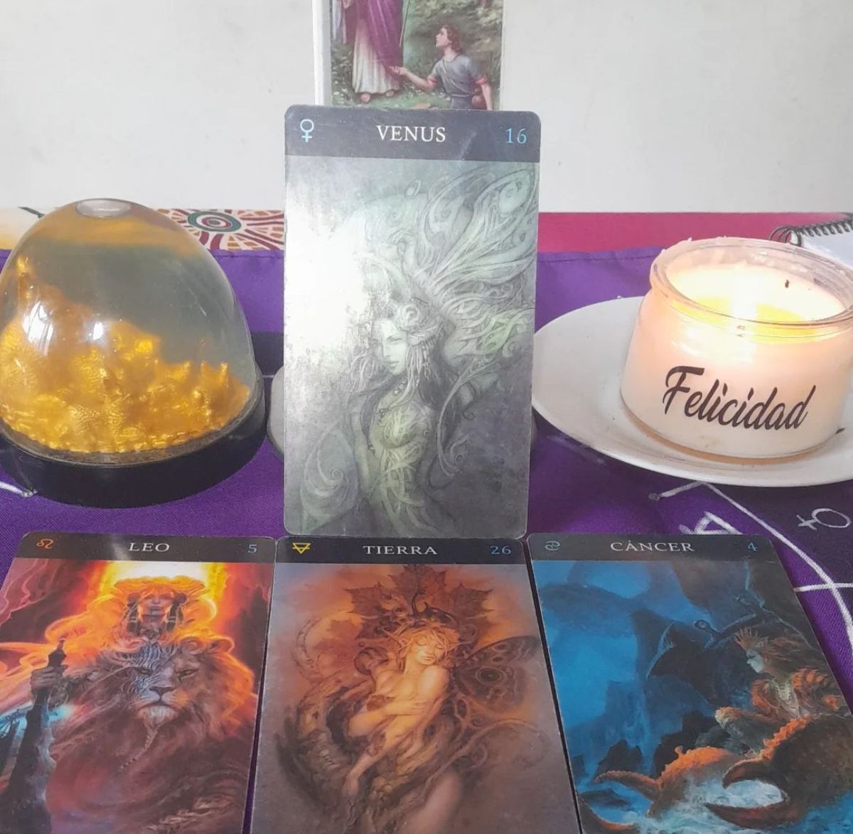 La tarotista aseguró que en el último tiempo crecieron las consultas por trabajo y economía, con más preguntas puntuales que sesiones completas. La tarotista aseguró que en el último tiempo crecieron las consultas por trabajo y economía, con más preguntas puntuales que sesiones completas.