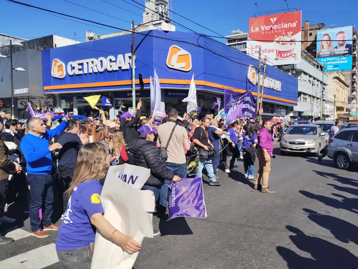 Los militantes libertarios esperaban a Milei en Yrigoyen y Laprida. 