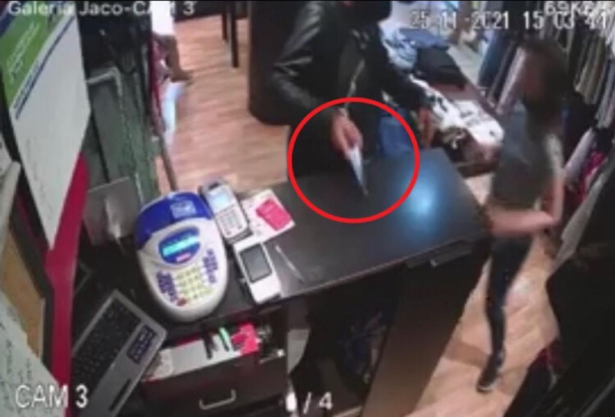 Video: un ladrón robó un local de Lanús con un cuchillo y se llevó hasta la ropa