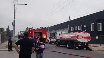 Incendio en una fábrica del Parque Industrial de 9 de Abril: trabajan cuatro dotaciones de bomberos