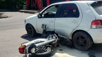 Fuerte choque entre un auto y una moto en Almirante Brown: un herido
