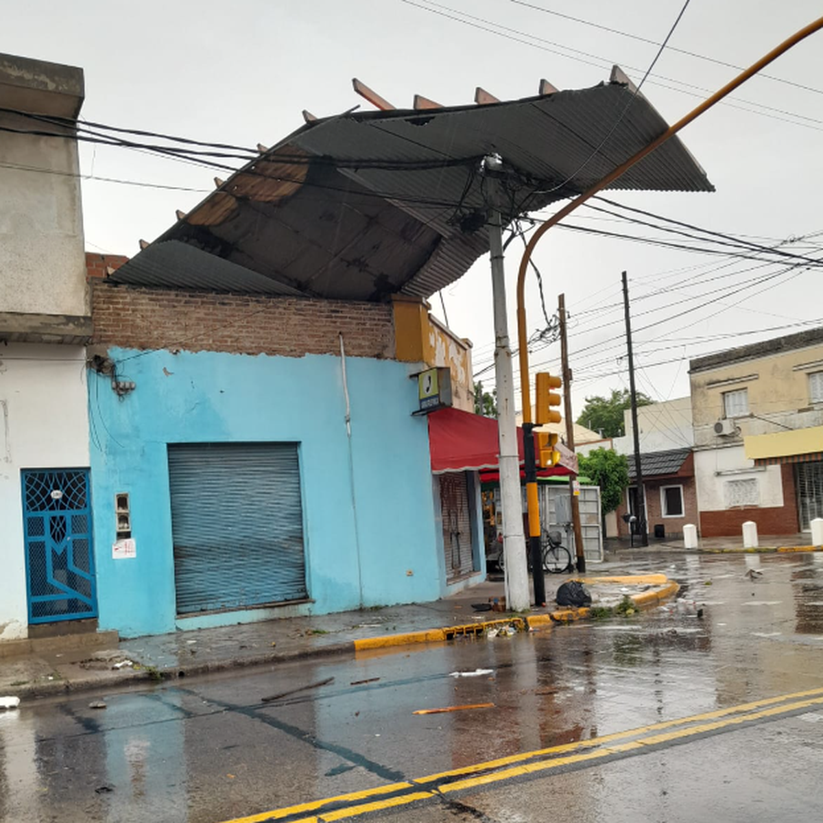 Un techo volado en la región por el temporal. Los cortes de luz se multiplican.