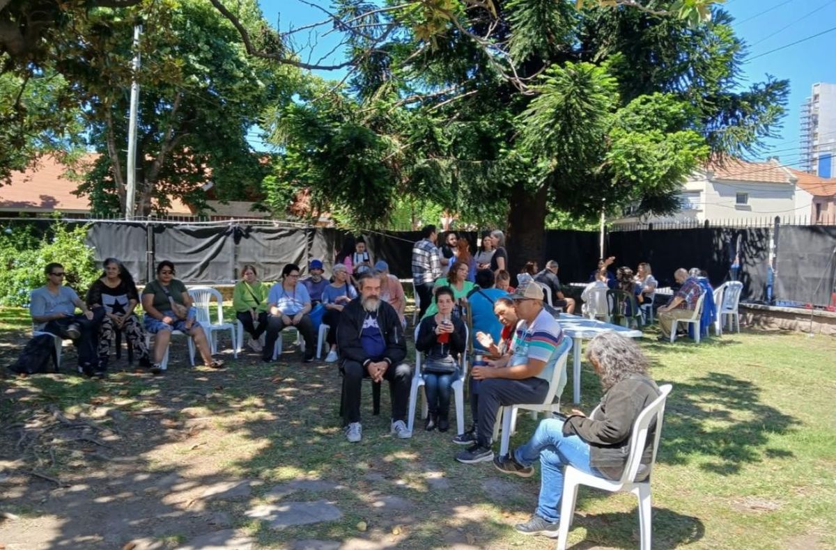 Participantes del Centro Comunitario Libremente comparten una jornada de encuentro y actividades al aire libre, como parte de la propuesta de verano que impulsa el dispositivo del Hospital Esteves en Lomas de Zamora.