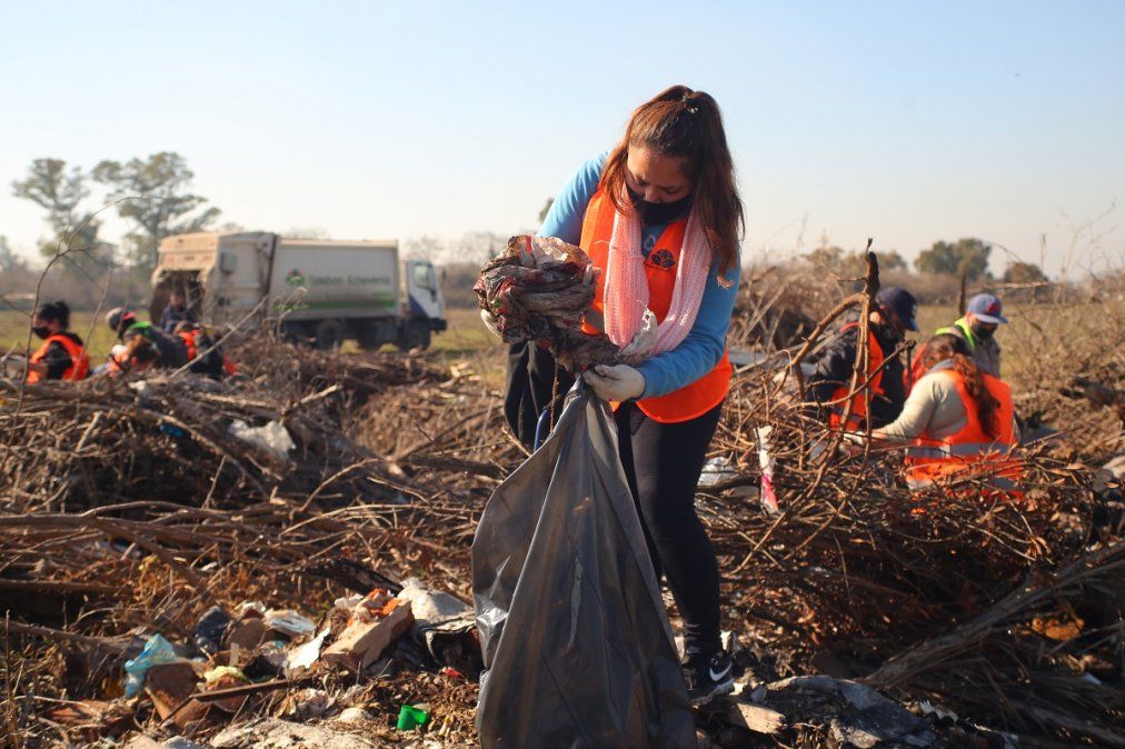 El Municipio de Esteban Echeverría realiza operativos de limpieza y reciclado en la Laguna de Rocha