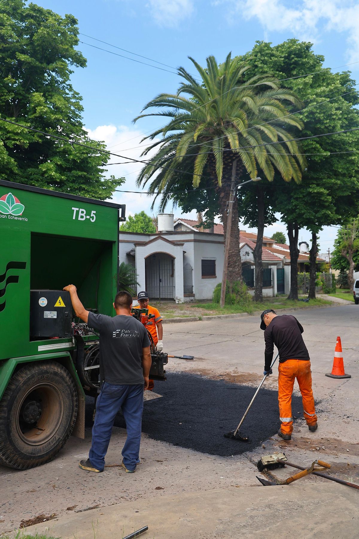 Otros trabajos de bacheo que se llevaron adelante en Luis Guillón. 