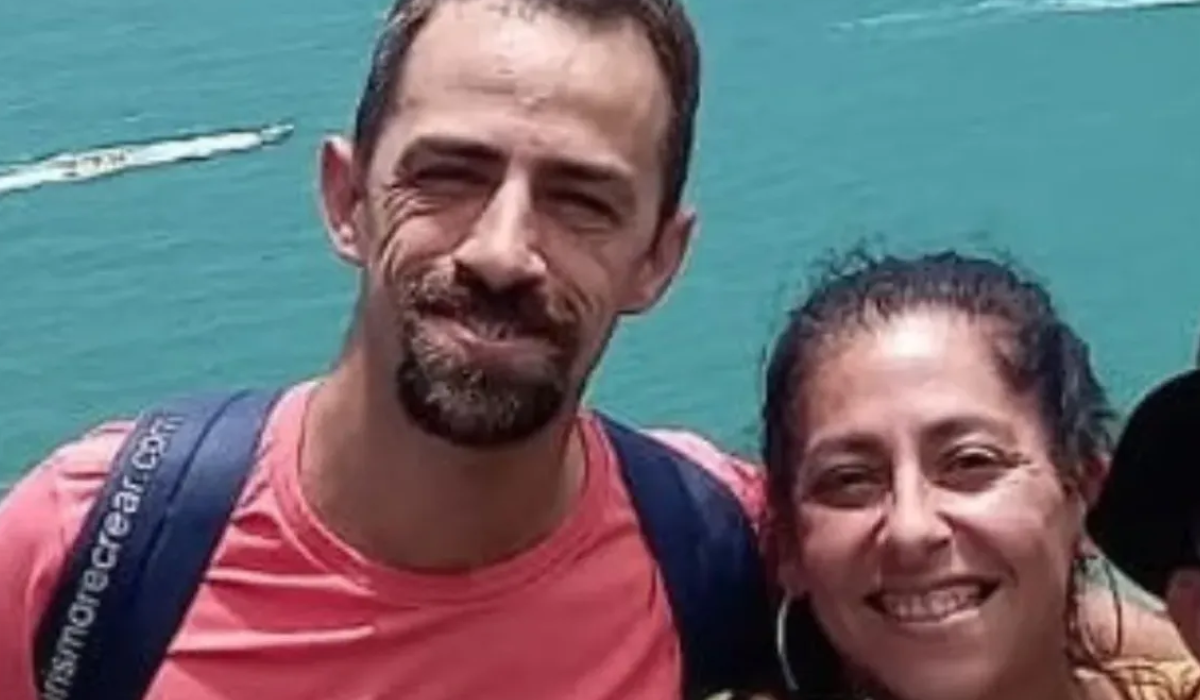 El docente de Esteban Echeverría, Alejandro Criado, junto a su esposa Carla. 