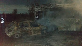 Un colectivo y un auto se prendieron fuego en un choque en Lomas: hay un herido.