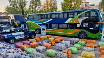 Operativo en 9 de Abril: decomisan mercadería sin aval aduanero y secuestran dos micros