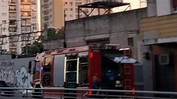 Lomas de Zamora: incendio de materiales en desuso provocó alarma en el centro
