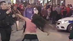 una mujer borracha se agarro a trompadas con un policia en jujuy y el video se volvio viral