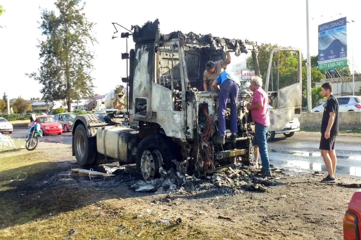 Se incendió un camión en la rotonda de Llavallol