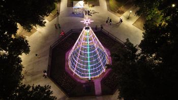 Monte Grande: encendieron el tradicional árbol de Navidad en la Plaza Mitre