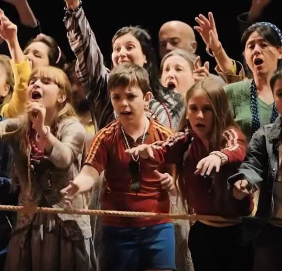 El vecino de 10 años cantando con el coro de niños del Teatro Colón.