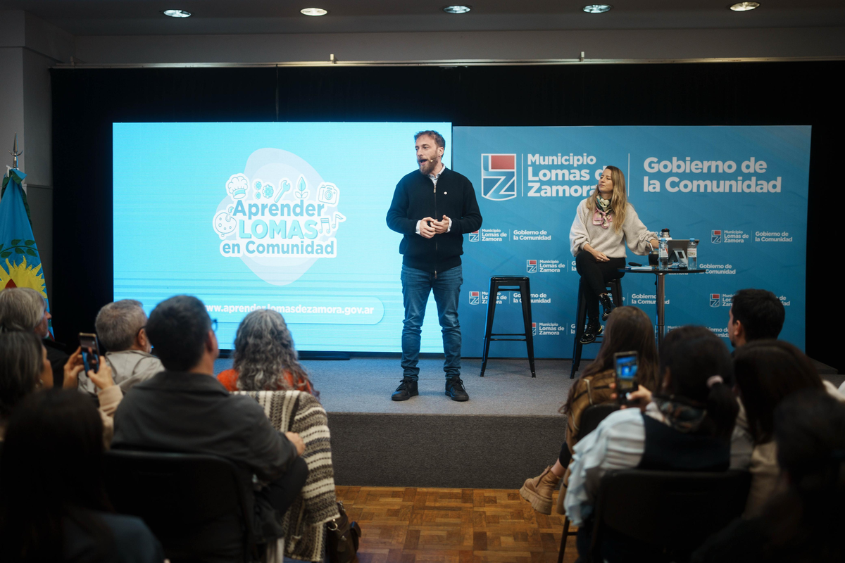 El intendente Federico Oterm&iacute;n present&oacute; la plataforma "Aprender Lomas".