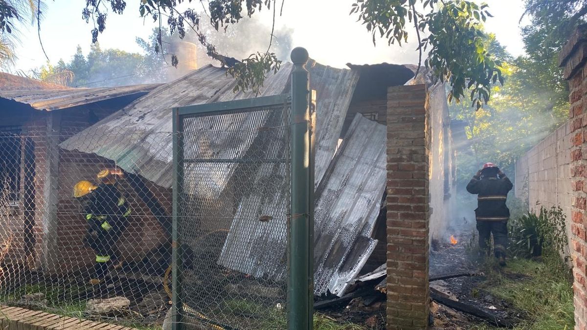 Bomberos Voluntarios de Esteban Echeverría actuaron ante el incendio en una vivienda de Monte Grande.
