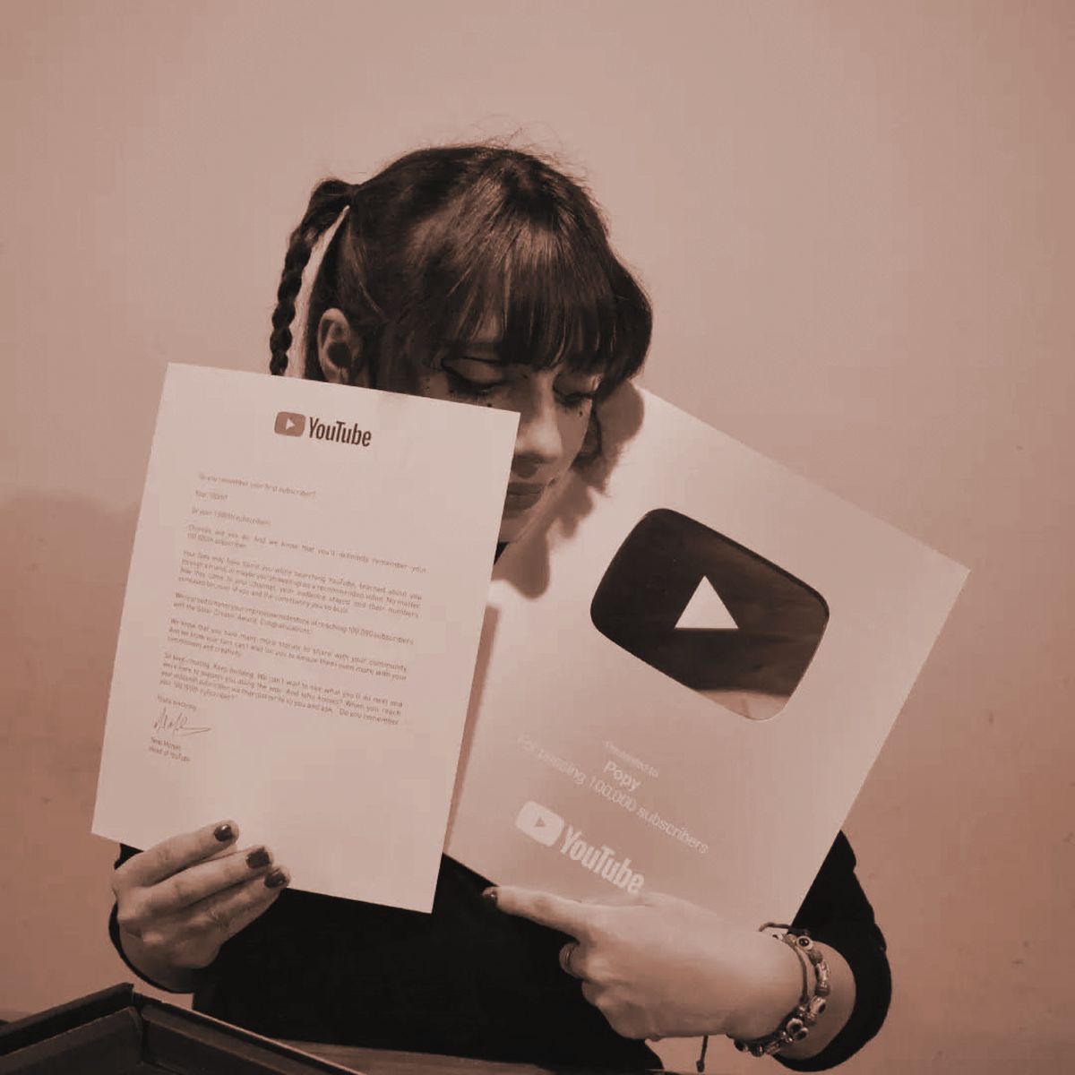 Milena España recibió reconocimientos por su contenido en YouTube. Milena España recibió reconocimientos por su contenido en YouTube.