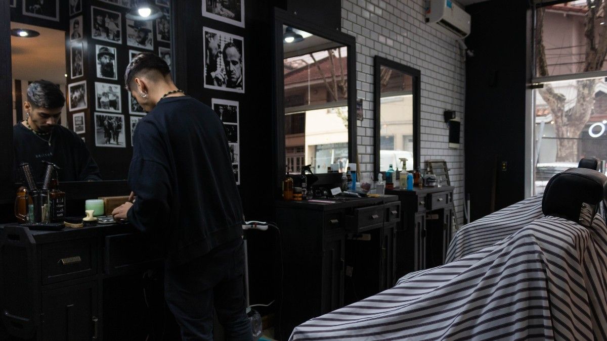 Estar a la moda, cada vez más difícil: barberos, manicuras y podólogas ven menos seguido a sus clientes