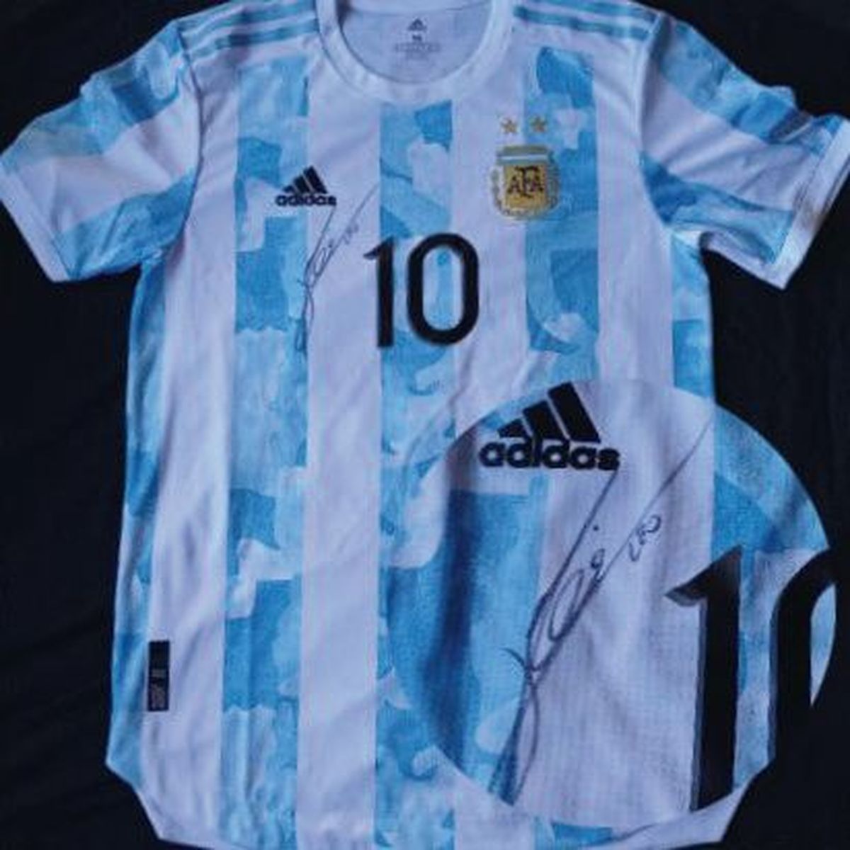 La camiseta autografiada por Lionel Messi que fue sorteada por la ONG de Esteban Echeverría.