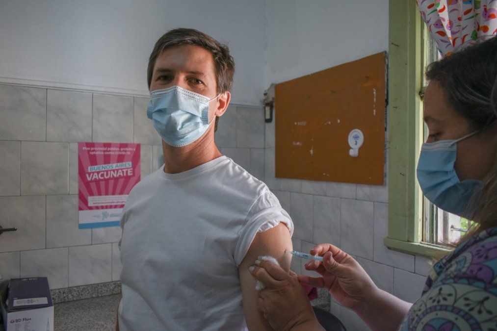 El intendente de San Vicente, Nicolás Mantegazza, se aplicó este viernes la vacuna contra el coronavirus.
