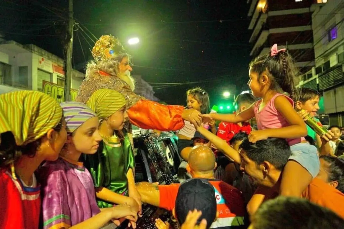 El tradicional Desfile de Reyes Magos recorre las calles de Lomas de Zamora y convoca a familias y chicos en la previa del Día de Reyes.