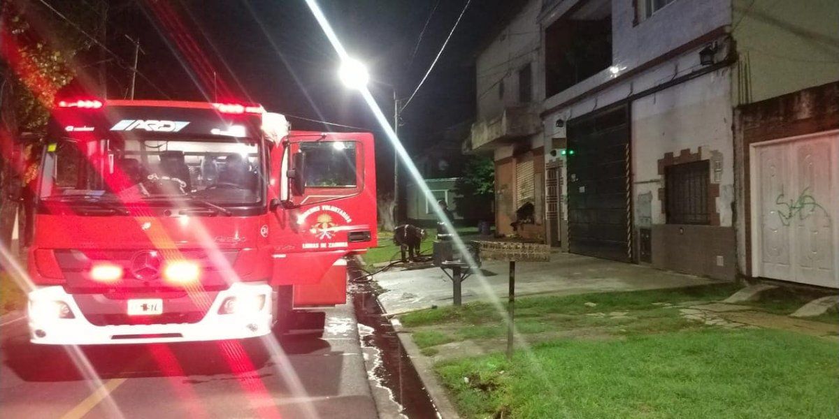 Incendio en una verdulería de Lomas de Zamora. Ocho bomberos trabajaron en el lugar durante la madrugada