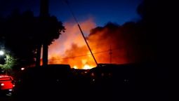 feroz incendio en una fabrica de envases plasticos de lomas de zamora: bomberos trabajan en el lugar